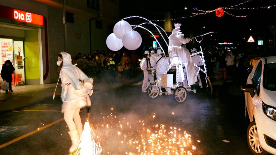  Pasarrúas de Troula animación o pasado sábado en Negreira con motivo do acendido da iluminación festiva. Foto: CDN