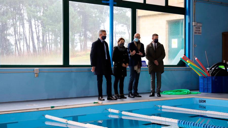 Alfonso Rueda, esquerda, coa responsable da xestión da piscina cabanesa, o alcalde, José Muíño, e o delegado da Xunta, Gonzalo Trenor