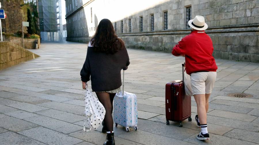 Turistas con sus maletas en el casco histórico de Santiago