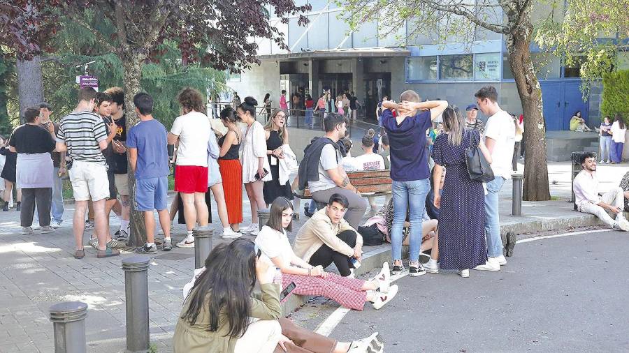 Estudiantes de la USC se congregan frente a la Biblioteca Concepción Arenal. Foto: A. Hernández