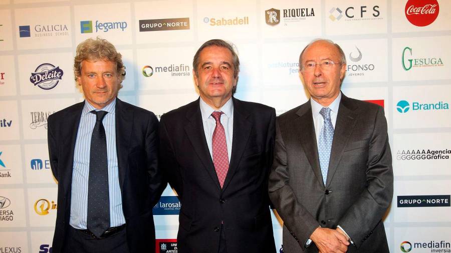 VÍCTOR JAÚREGUI, izquierda, Juan Guell y José María Farto ante el photocall en la entrega de los premios. FOTO: Fernando Blanco, Ramón Escuredo y Puri Sangiao