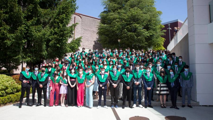 Alumnos de 2.º de Bachillerato de la promoción 2020-2021 que celebraron el acto académico de su graduación en las instalaciones del compostelano colegio Manuel Peleteiro