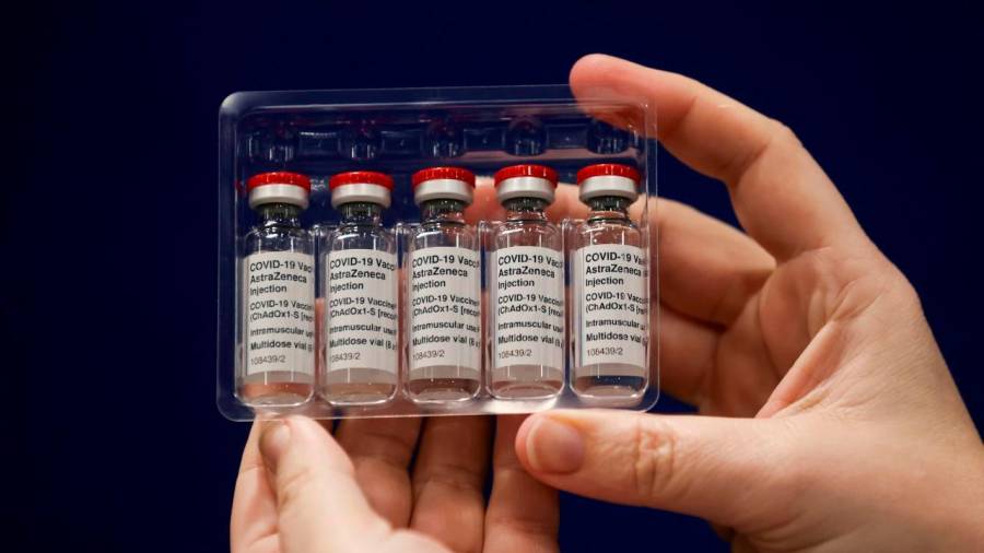 Sanidad aprueba la vacuna de AstraZeneca para personas de entre 18 y 55 años