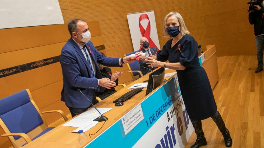 El conselleiro de Sanidade entrega el segundo premio a Eva Poveda López. Foto: ECG