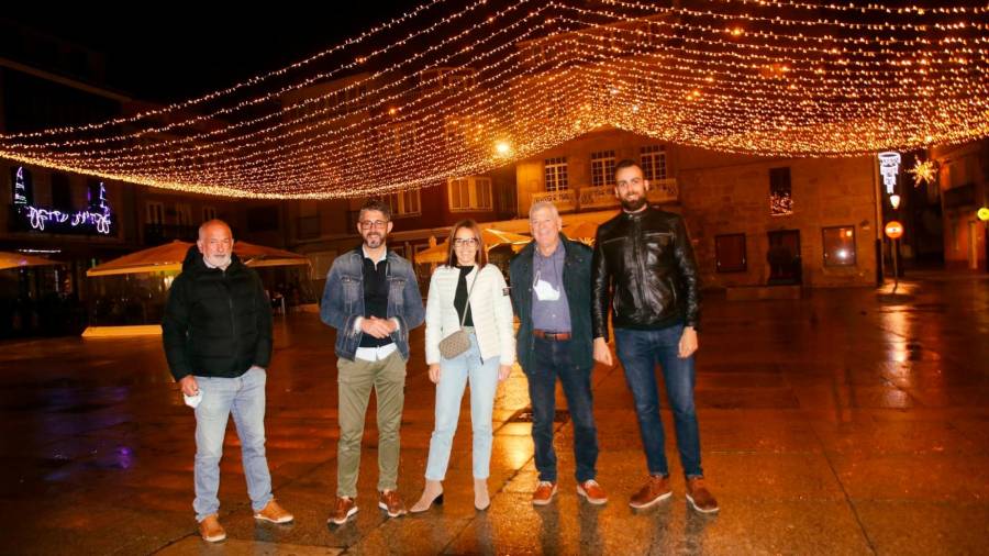 Representantes municipais de Porto do Son durante o aceso da iluminación de Nadal. Foto: C.