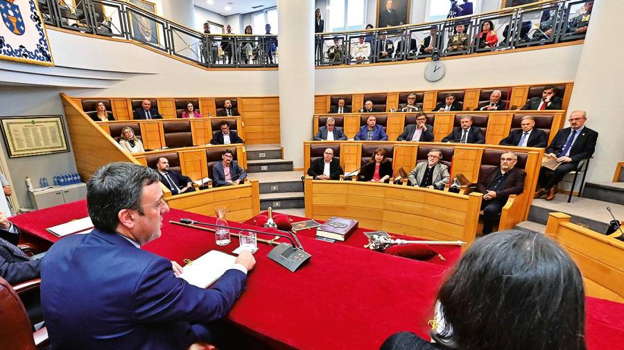 El actual presidente de la Diputación coruñesa se dirige a la Corporación provincial y a los expresidentes