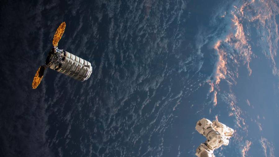 La nave orbital Atk S Cygnus acoplándose a la Estación Espacial Internacional. (Fuente, NASA).