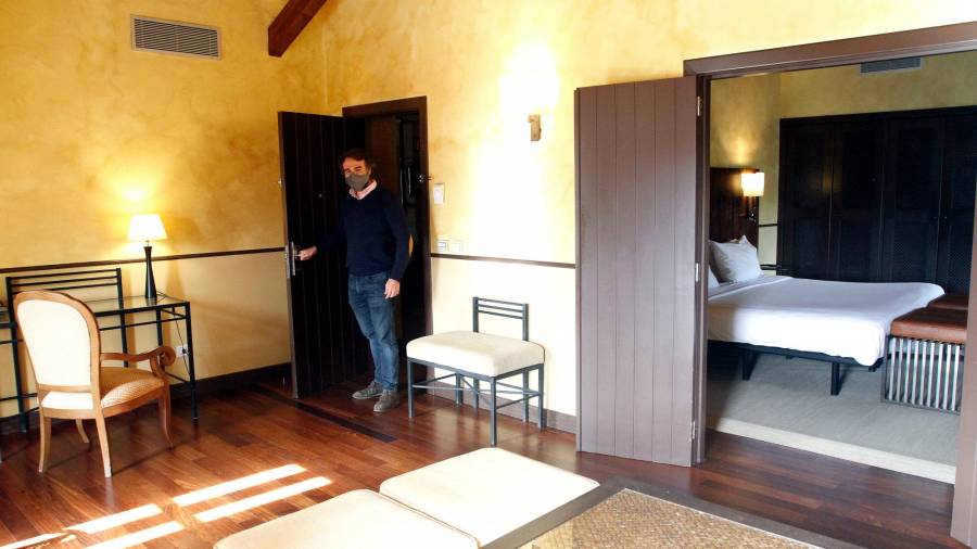 El director del Palacio del Carmen, Pablo Guitián, abre las puertas de una de sus habitaciones, ya preparada para los clientes. Foto: Antonio Hernández