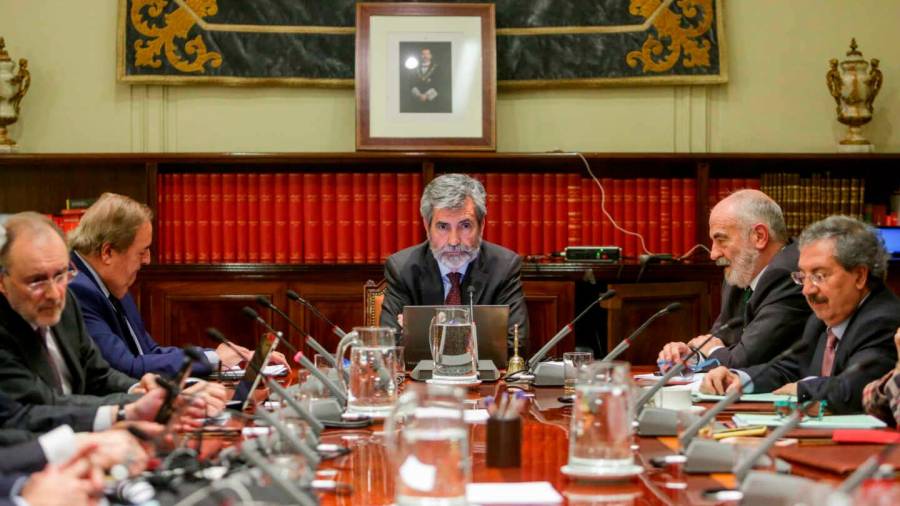 El presidente del CGPJ, Carlos Lesmes, en el centro, presidiendo un pleno del máximo órgano del poder judicial. Ricardo Rubio/E.P.