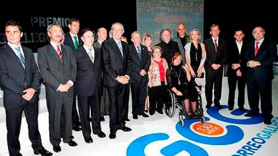 Foto de familia de los premiados con el presidente de la Xunta
