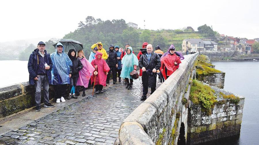 Os peregrinos de Valga cubriron con choiva a etapa ata Pontevedra. Foto: Concello de Valga