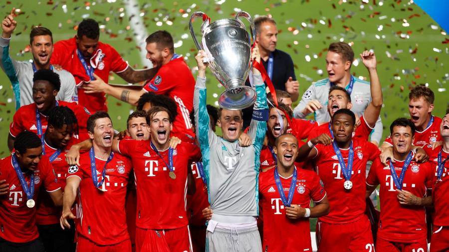 El portero alemán Manuel Neuer, capitán del Bayern, levanta el trofeo de campeón. Foto: Matt Childs/EFE
