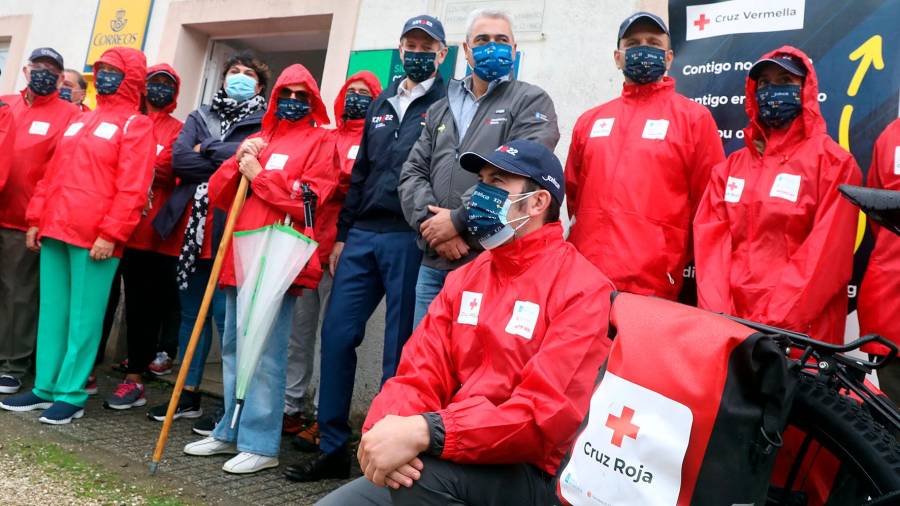 Rueda, en el centro, junto a los responsables de la Cruz Roja y algunos de los voluntarios que han trabajado en el programa. Foto: X. G.