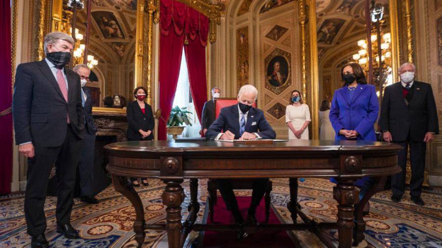 Joe Biden firma la declaración de investidura. (Fuente, elpais.com)