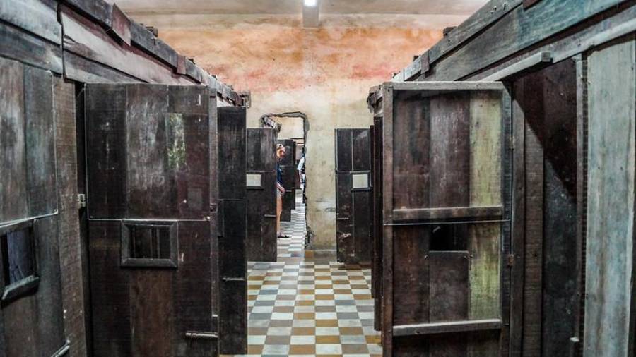 Tuol Sleng. Establecida en Camboya en 1975 por un régimen de Jemeres Rojos, fue probablemente una de las prisiones más terroríficas del mundo. Los presos, de los que muy pocos sobrevivieron, eran torturados para confesar crímenes inimaginables. Tan pronto como confesaban y delataban a otros conspiradores, eran asesinados. Tras sus muros fueron detenidos, torturados y asesinados miles de hombres, mujeres y niños, se calcula que unos 14.000. (Fuente, destinoinfinito.com)
