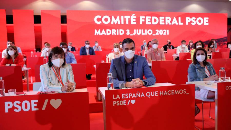 COMITÉ FEDERAL. La presidenta del PSOE, Cristina Narbona, junto el presidente del Gobierno, Pedro Sánchez, durante la reunión del máximo órgano entre congresos. Foto: EP
