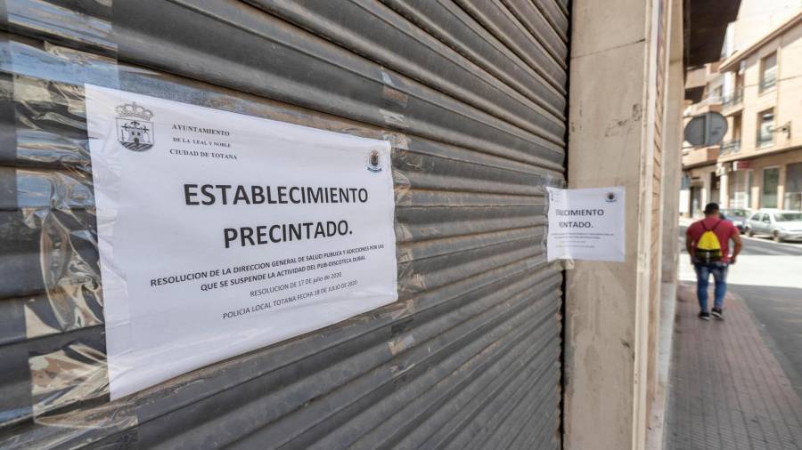 TOTANA, (MURCIA), 21/07/2020.- Pub de Totana, en Murcia, precintado el pasado martes tras comenzar a detectarse brotes en los locales de ocio. EFE/Marcial Guillén