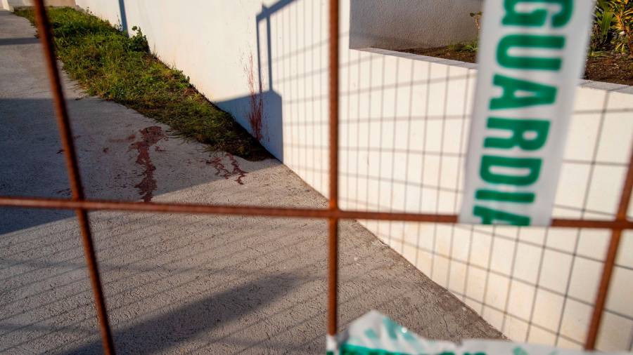 Restos de sangre a las puertas de la vivienda del barrio residencial de Percibilleira, en la villa de Baiona, donde una mujer de 47 años ha sido hallada muerta la pasada noche con un fuerte golpe en la cabeza. FOTO: EFE/Salvador Sas