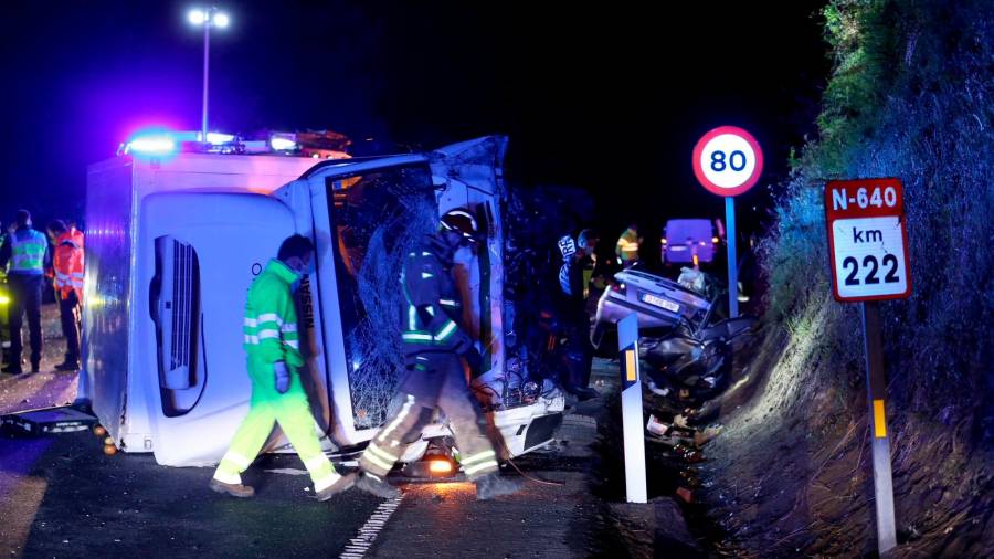 CALDAS DE REIS (PONTEVEDRA), 03/06/2021.- Miembros de la Guardia Civil y de Protección Civil en el lugar del accidente entre un turismo y un camión en el que han perdido la vida los tres jóvenes que viajaban en el automóvil y herido el conductor del camión, hoy miércoles en el Km 222 de la N640 a su paso por Caldas de Reis, Pontevedra. EFE/SXENICK