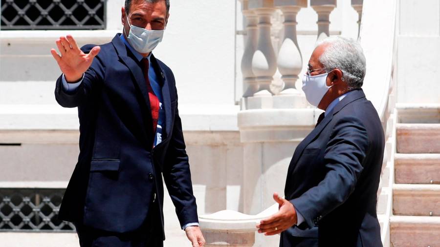 Lisboa (Portugal), 06/07/2020.- Pedro Sanchez (izquierda) es recibido por el presidente portugués, Antonio Costa, antes de su encuentro en Lisboa el pasado día 6 EFE/EPA/ANTONIO COTRIM