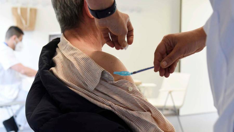 Sanitarios vacunan a personas mayores de 80 años con la dosis de Moderna y policías, bomberos y profesores con la vacuna de AstraZeneca en el hospital Álvaro Cunqueiro de Vigo