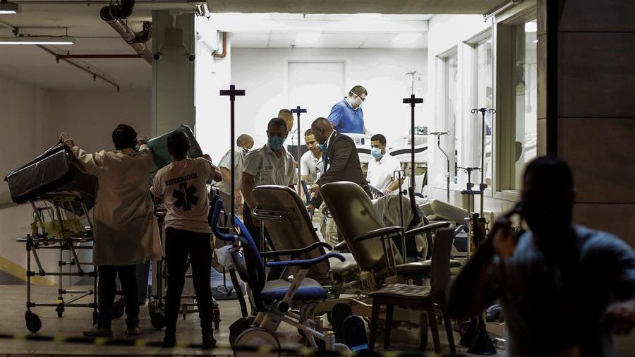 Al menos un muerto y ocho heridos a causa de un incendio en un hospital de Río de Janeiro