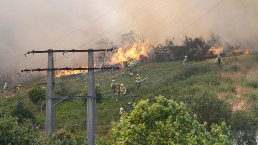 Un incendio pone de nuevo en riesgo viviendas de Vidán
