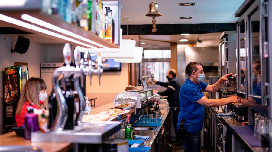 bares. Un camarero preparando un café en un local del País Vasco, donde, tras la resolución a favor del TSJV, la hostelería lleva abierta una semana pese al nivel de riesgo de coronavirus. Foto: Iñaki Berasaluce / Efe