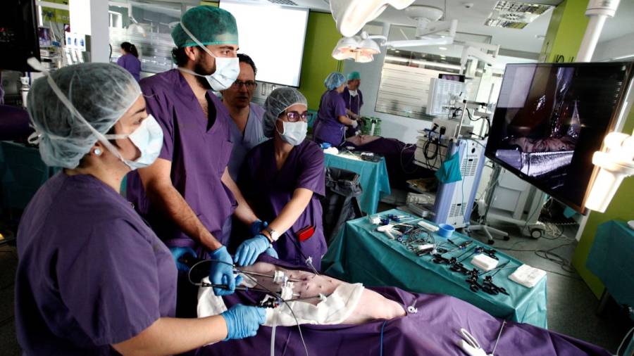 Cirujanos extraen 32 objetos metálicos del estómago de un cubano