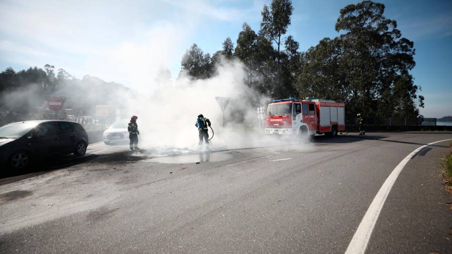Los bomberos tuvieron que apagar los neumáticos a los que prendieron fuego en la rotonda de Placeres. Foto: Beatriz Ciscar/E. Press