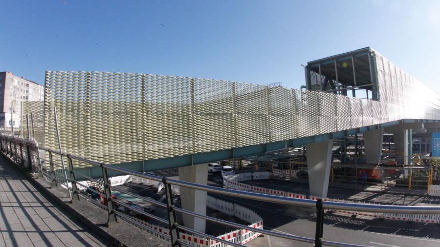 La malla que recubre parte de la pasarela peatonal no es del gusto de numerosos ciudadanos. Foto: Fernando Blanco