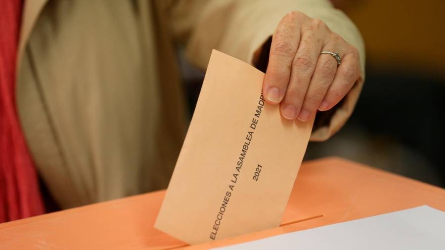 Una madrileña ejerce su derecho a voto en un colegio electoral del centro. Isabel Infantes