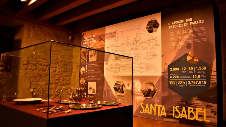 Vitrina del Museo de Ribeira en la que se exhiben cubiertos y piezas de vajilla del buque. Foto: X.M.F.P.