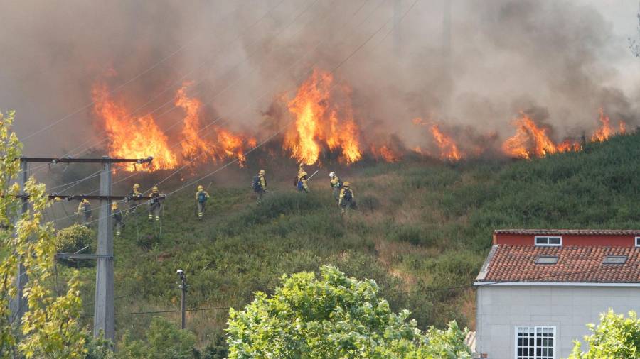 Un incendio pone de nuevo en riesgo viviendas de Vidán