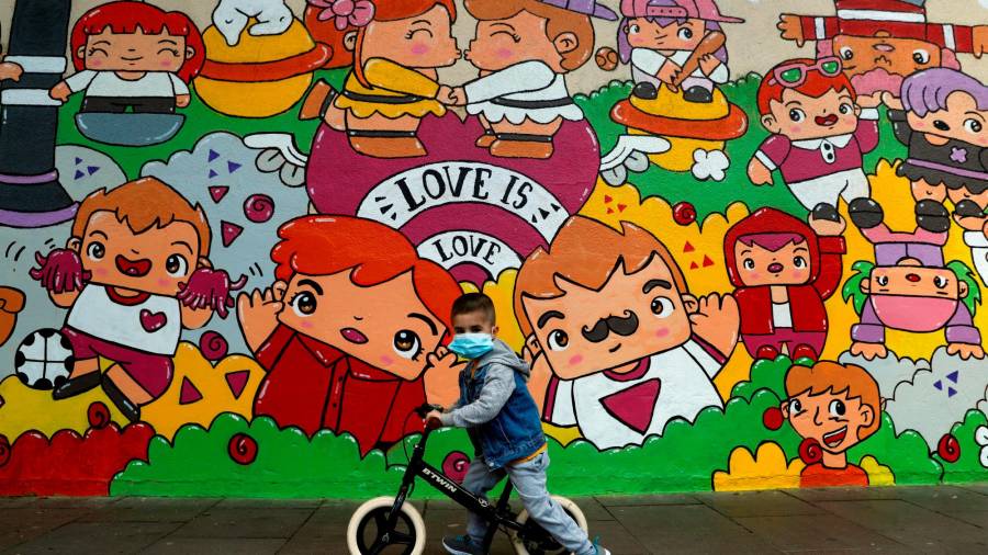 GRAFCAT5634. L'HOSPITALET (BARCELONA), 28/04/2020.- Un niño juega con su bicicleta en L'Hospitalet (Barcelona), este martes, cuando se cumplen 45 días de confinamiento por el estado de alarma decretado por el Gobierno por la crisis del coronavirus. EFE/Toni Albir