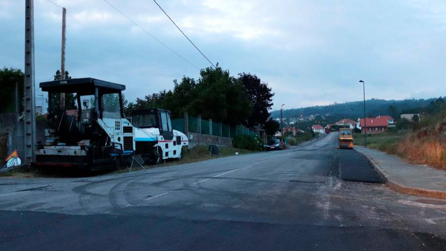 Máquinas en el lugar de Portobravo donde se llevaron a cabo las obras de renovación del pavimento. Foto: Concello de Lousame