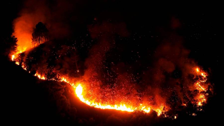 RIBAS DE SIL (LUGO), 07/09/2021.- Incendio forestal declarado este lunes en la zona de Ribas de Sil, en Lugo, que ha arrasado ya 1.500 hectáreas y ha obligado a activar la Situación 2 de emergencias por su cercanía a las casas. EFE/Eliseo Trigo