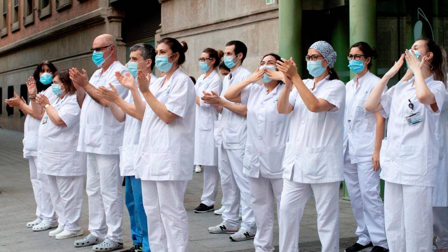 Sanitarios del hospital Universitario de Barcelona agradeciendo el apoyo de la gente que se acercó al lugar convocada a través de las redes sociales, el pasado domingo. EFE/Marta Pérez.