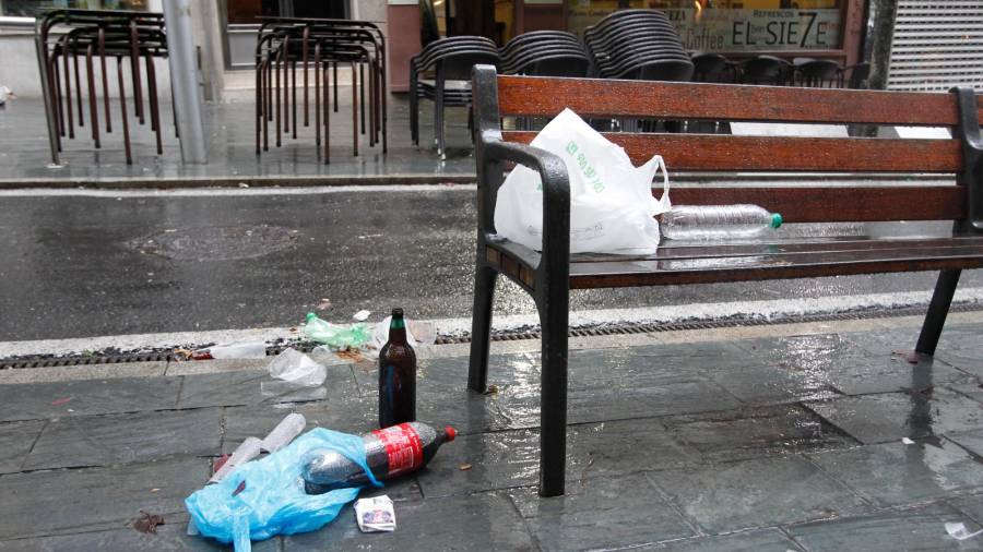 Restos de bebidas tras una noche de movida en una calle del Ensanche Foto: Antonio Hernández