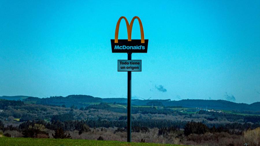 Famoso tótem que el gigante McDonald’s colocó en Cospeito, para reivindicar la procedencia de sus productos. Foto: E.P.