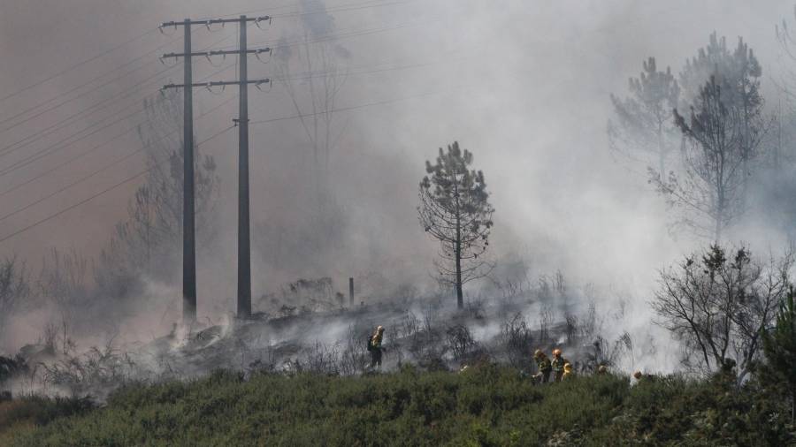 Incendio forestal en Vidán muy cerca del Hospital Clínico