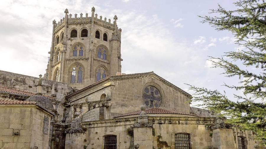 Cultura. Catedral románica de transición, Basílica de San Martiño en Ourense. Foto: ECG