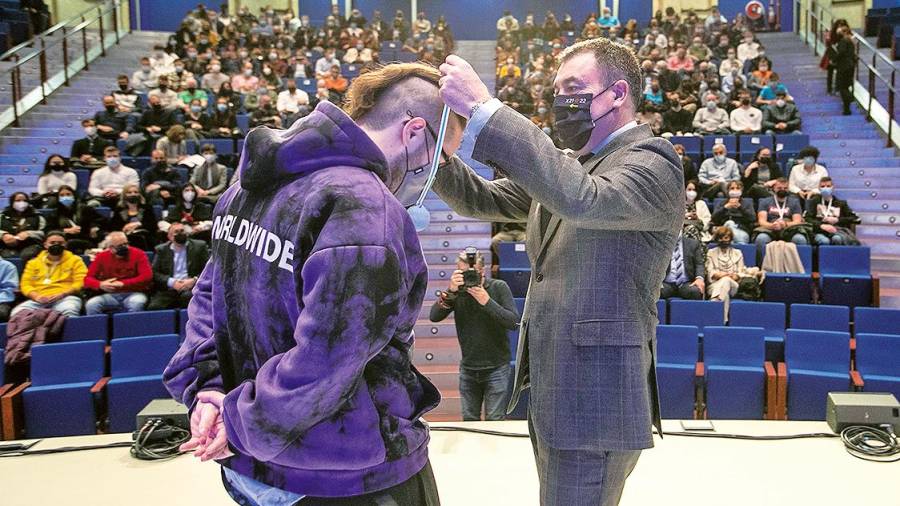 acto. El conselleiro Román Rodríguez entrega una medalla a uno de los alumnos premiados en el Galiciaskills 2021, las olimpiadas de la Formación Profesional. Foto: Conchi Paz.