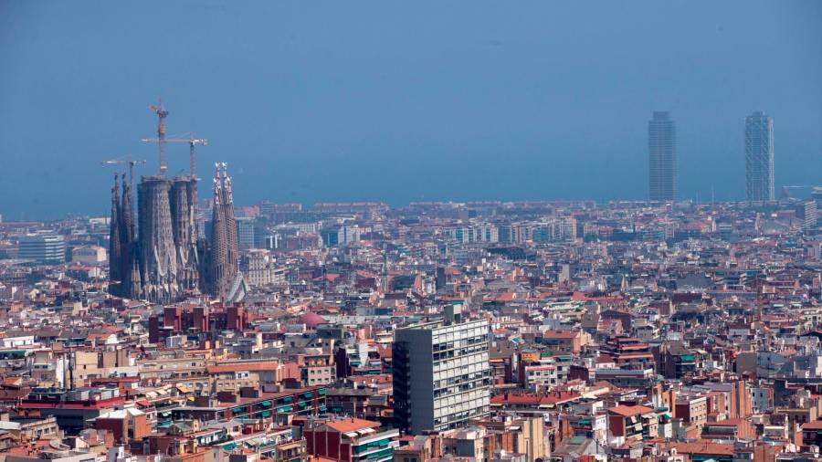 POLUCIÓN. Nube de contaminación, con altos índices de CO2, sobre la ciudad de Barcelona. Foto: Quique García