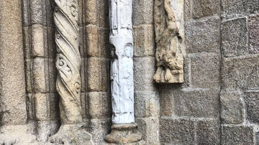 Limpian la pintada de la Catedral de Santiago