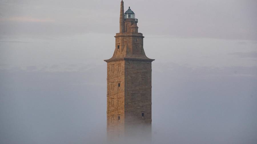 La Torre de Hércules, a 20 de octubre de 2014, en A Coruña, Galicia, (España). Como cada 7 de agosto se celebra el Día Mundial de los Faros, una festividad destinada a promover el cuidado y la preservación de una construcción que ha ayudado en la seguridad y orientación de los marineros desde la antigüedad. Desde su construcción por los romanos, el faro hoy conocido como Torre de Hércules fue un monumento digno de mención. Su singularidad hizo que la Torre se transformase en el símbolo de la ciudad de A Coruña, siendo asumido por todos sus vecinos e instituciones. Ahora, el faro más antiguo en funcionamiento del mundo, que alumbró con su presencia o su luz a miles de personas en los cientos de años de su existencia, es Patrimonio de la Humanidad. 27 JULIO 2021;FAROS;A CORUÑA;GALICIA;TORRE DE HÉRCULES;MONUMENTO M. Dylan / Europa Press (Foto de ARCHIVO) 20/10/2014