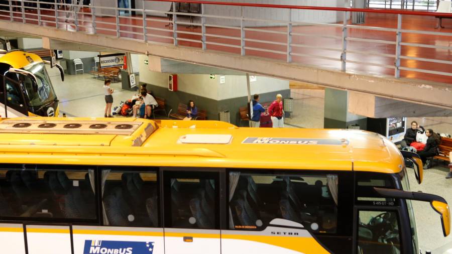 Un dos autobuses que chegan diariamente a Santiago transportando aos estudantes universitarios. Foto:ECG