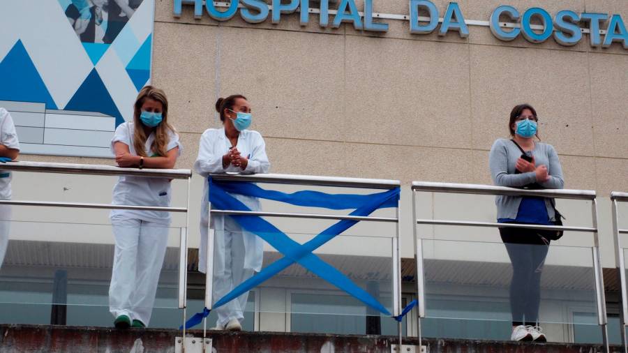 Miembros del personal sanitario del Hospital da Costa, en Burela, ayer. Foto: Eliseo Trigo/ EFE