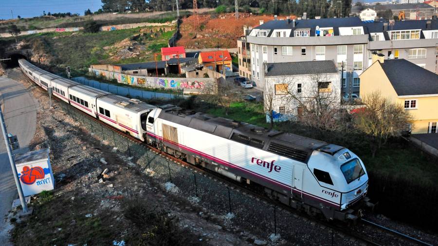 Un tren hotel A Coruña-Barcelona, arrastrado por una locomotora 334, en el municipio herculino. Foto: Almara 