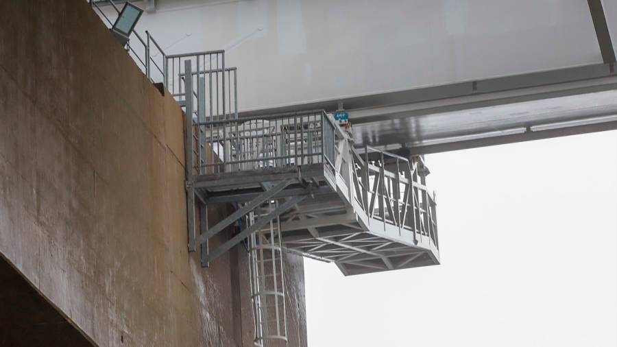 Vista del Puente de Rande tras el desplome de un elevador, en Vigo, Pontevedra, Galicia (España), a 20 de enero de 2021. Un elevador metálico de cinco metros de largo que estaba sujeto a uno de los pilares del puente de Rande se ha desplomado hoy en mitad del temporal 'Gaetán' que está azotando con fuerza la costa de Vigo. La estructura se vino abajo después de que unos operarios la utilizasen para hacer una revisión de la estructura del puente, considerada habitual desde la concesionaria. 20 ENERO 2021;TEMPORAL;INVIERNO;NATURALEZA;LLUVIA Marta Vázquez Rodríguez / Europa Press 20/01/2021